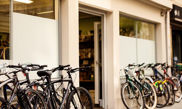 Entrada da oficina em Amares com bicicletas à porta e fachada discreta