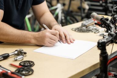 Mecânico a registar pedido de reparação numa oficina de bicicletas em Braga