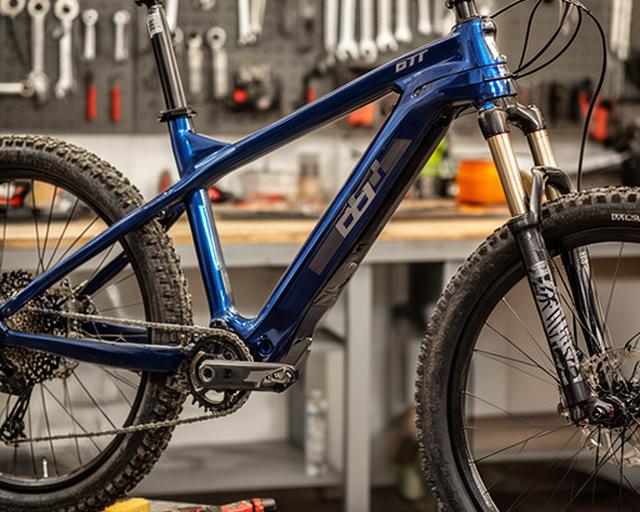 Bicicleta BTT Rockrider ST520 apoiada junto a ferramentas de oficina, com quadro azul e pneus de trilho